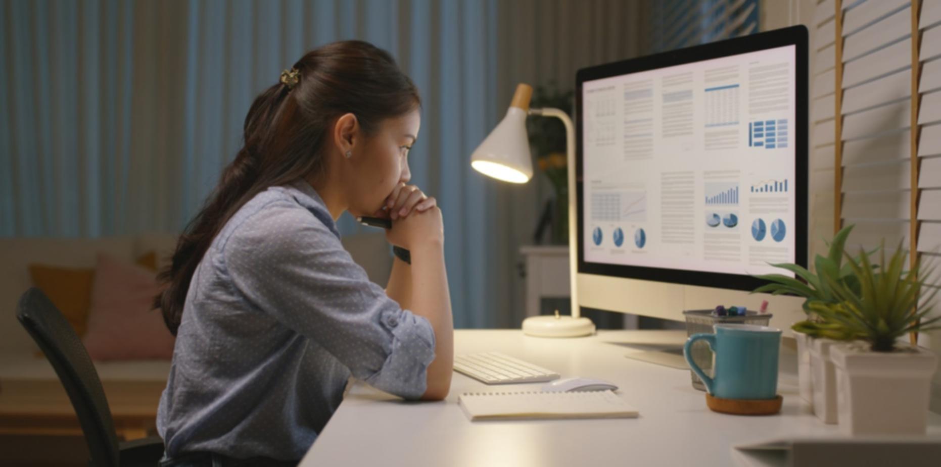 Deelnemer werkt aan een persoonlijk budgetplan op een bureau
