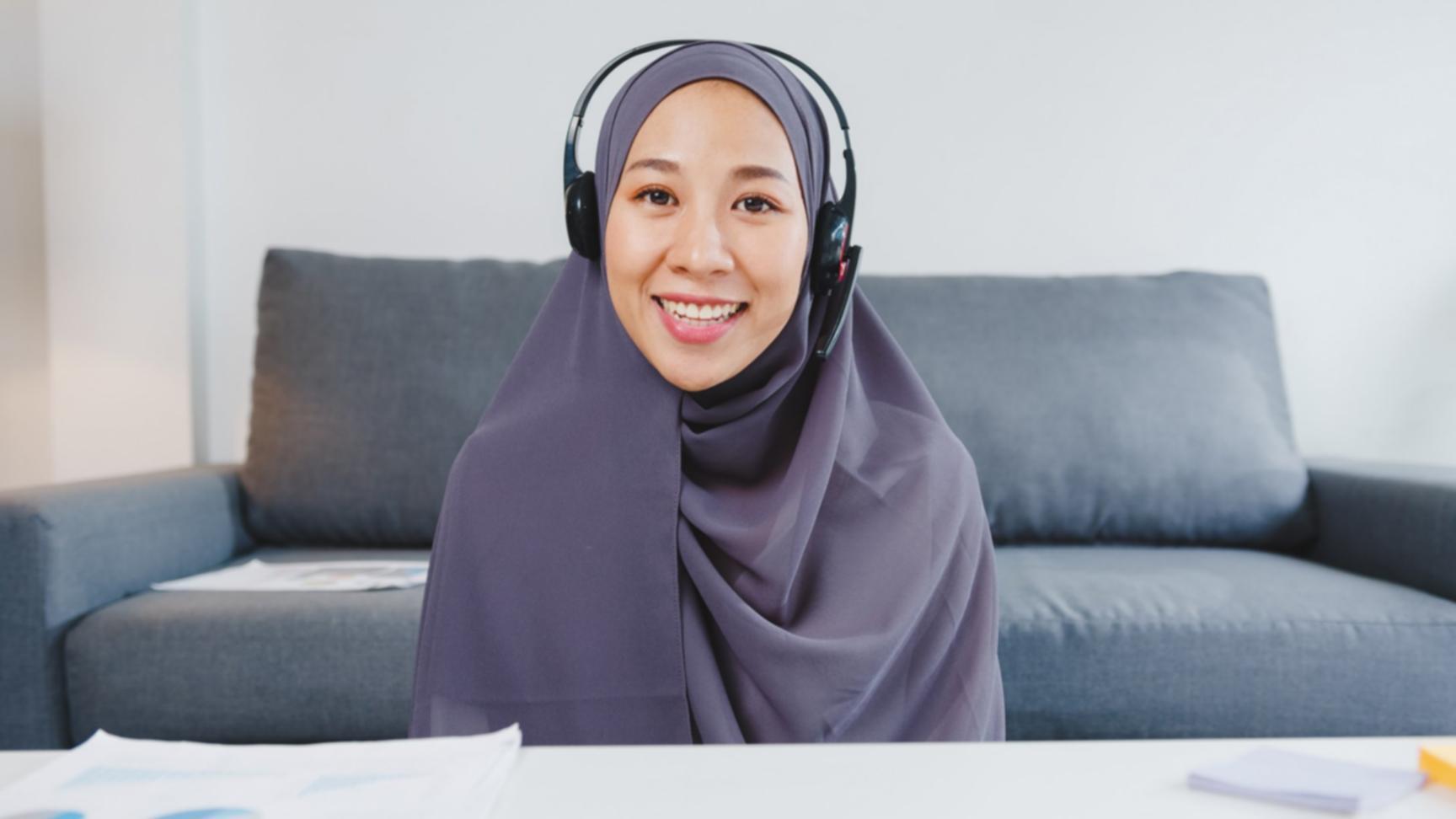 Persoon bekijkt financieel overzicht op laptop aan keukentafel